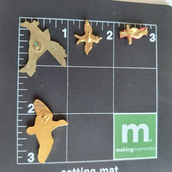 5 Bird Pins Lot Rhinestone Toucan Enamel Roadrunner Bluebird Red Parrot Brooch - Picture 7 of 8